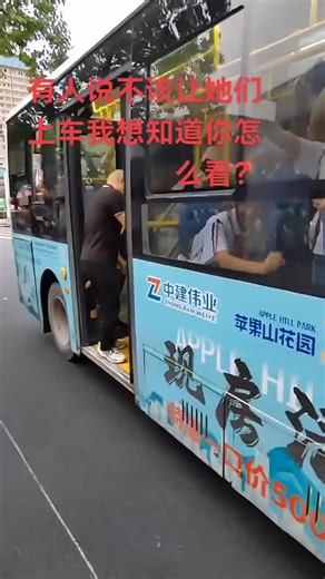 🇨🇳「善良是一种无需言语就能触动灵魂的力量。」 —— 圣雄甘地 🇬🇧 „Kindness is a power that touches the soul without words.“ —— Mahatma Gandhi 🇨🇳 类似案例： 🇬🇧 Similar cases: 🇨🇳 在杭州，一位公交司机发现一位盲人乘客准备下车，便立刻拉起手刹，下车牵着老人的手穿过车流，直到安全送到站台外才返回。这种对弱势群体的极致守护，让那一站成为了城市文明最美的地标。 🇬🇧 In Hangzhou, a bus driver noticed a blind passenger preparing to disembark. He immediately pulled the handbrake, got off, and held the elder's hand through the traffic until they reached safety past the platform. This ultimate protection of the vulnerable