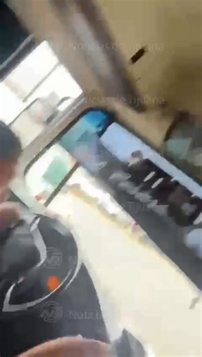 #NDTInforma “El descuento es solo para escuelas públicas, no privadas”: chofer niega descuento a estudiante Una discusión entre una joven y el chofer de una unidad de Transporte El Hongo se volvió viral luego de que el operador se negara a aplicar la tarifa estudiantil al señalar que el beneficio es únicamente para alumnos de escuelas públicas. La estudiante argumentó que el descuento debe aplicar para todos y grabó el intercambio mientras reclamaba que no existe fundamento para negarlo. Posteri