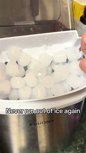 Perfect for everyday drinks and entertaining, this countertop nugget ice machine keeps ice ready