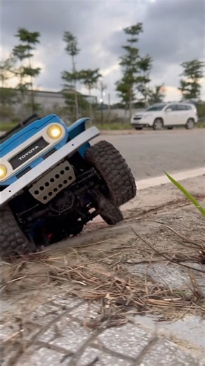 Can the FJ40 Climb This Curb? #fmsfj40 #rccrawler #rccar