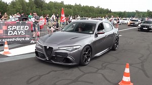Un père emmène son fils faire une course de drag en Alfa Romeo