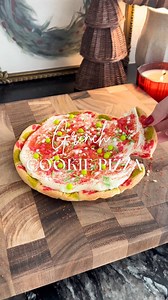 You’re a sweet one, Mr. Grinch 💚🎄🍪 Turns out the Grinch just needed a little sugar cookie pizza! Ingredients: - Pillsbury Grinch sugar cookies - Vanilla frosting - Sprinkles Directions: 1. Preheat oven to 350°F 2. Line a 8” cake pan with parchment paper. 3. Arrange sugar cookies on the parchment paper. Don’t worry about them touching! You want there to be no gaps once they cook. 4. Bake for 13-15 minutes. Remove from oven and let cool! 5. Spread a thick layer of vanilla frosting over the top 