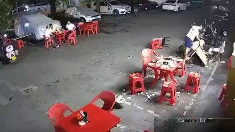 🌏 CHINA 🇨🇳 | IMÁGENES SENSIBLES ⚠️: Este hombre bebió mucho licor y comenzó a burlarse de los transeúntes, hasta que encontró a un hombre aún más loco que él.