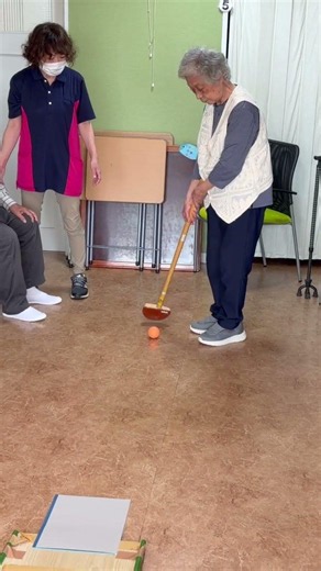 グランドゴルフボールで楽しく遊ぶ | 高齢者レクリエーション。/A simple indoor ground golf ball game for seniors.