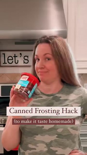 WAIT‼️ Before you spread canned frosting directly onto your cake or cupcakes 🧁🎂 try this simple trick to make it taste like homemade frosting! We do this every time we bake because it doubles the volume of the frosting so you get more out of one can and it just tastes SO much yummier!! #KitchenHacks #bakingtips #frosting | The Soccer Mom Blog - Positive Inspiration for Moms