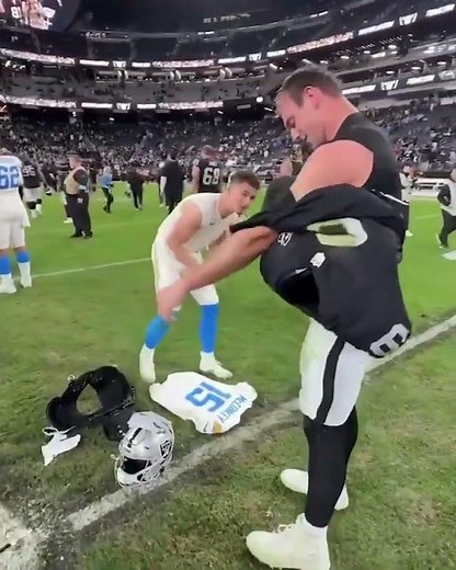 Ladd McConkey-Brock Bowers jersey swap 🔥 (via @chargers/IG)