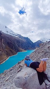O lago mais Azul de todos e com a vista mais linda do Peru 🇵🇪 Quando a gente começou a estudar a idéia de vir pro Peru de Kombi, esse lugar estava no nosso topo da lista de lugares que queríamos visitar, mas por causa das estradas ruins a gente quase desistiu de vir, ainda bem que não desistimos, porque Ô lugar bonito em 😍💙 📍 Laguna Paron - Peru 🇵🇪 #trip #travel #treking #sunset #lagunaparon #huaraz #peru #cordilheirabranca #montain #kombihome #lagoaazul | Kombi a Dois