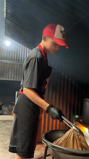 Freshly cooked crispy pata paired with rice and your favorite sawsawan, and you’re all set. Best meal ever, no doubt. 🍚🔥 The best way to start off the week. Kaya tumawag na sa 09772333895. Open today until 7:30 pm! #kkcrispypatahouse #crispyulo #foodtrip | KK Crispy Pata House