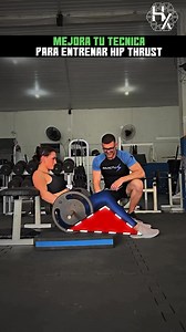 Como tener una tecnica perfecta al entrenar HIP THRUST🏋️ Posición del banco:* Coloca la parte superior de la espalda en el borde del banco, justo por debajo de los omóplatos. Esto permite un rango completo de movimiento y evita tensión en la columna.📏 Ajusta la posición de los pies:* Coloca los pies a una distancia donde, al subir, las rodillas queden en un ángulo de 90 grados. Esto activa mejor los glúteos y evita que los isquiotibiales asuman el esfuerzo.🔄 Usa un rango completo de movimient