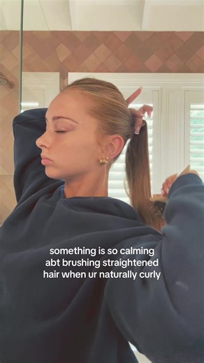 Brushing Straightened Hair: A Calm Experience for Curly Hair