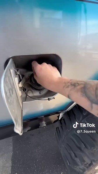 #greenhandlegang | putting diesel in a gas car