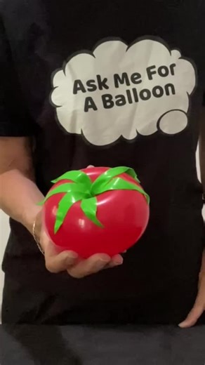 Make a tomato out of balloons! I used a 5” round balloon, 12” balloon for the leaves, a piece of 260 balloon and glue dots! #balloons #balloonartist #balloondecoration #balloon #askmeforaballoon
