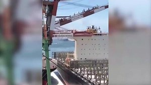 Schiff kollidiert mit Kran - Riesen-Frachtschiff bringt Hafenkran zum Einsturz