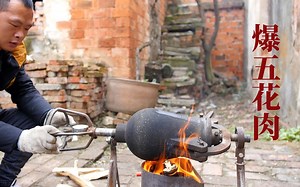 把五花肉放进爆米花机，打开盖子后，场面堪比“翻车现场”