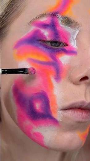 CRAZY GLOW IN THE DARK MAKEUP 🤯#creativemakeup #glowing #makeup