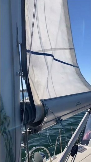 60 second boat survey (Ep26): In-boom mainsail furling test.