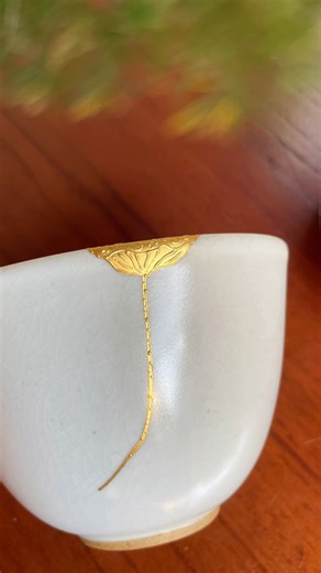 山海ShanHai-Tea and Life on Instagram: "Golden Repair: The Philosophy and Evolution of Jinshan 🔧 Jinshan—literally “golden repair”—refers to fixing broken objects with gold. While often linked to Daqi ( urushi lacquer) techniques, it actually includes many materials and methods across history. Japan’s kintsugi is famous for combining urushi lacquer with the wabi-sabi aesthetic, turning repairs into a symbol of beauty in imperfection. But golden repair originated in China, where its history and te
