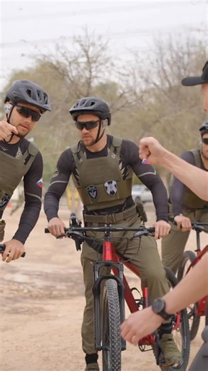 . The Mountain Bike Competition, an accompanying event of the UAE SWAT Challenge, kicks off for participating police and tactical teams. A one-day challenge at Al Ruwayyah Training City, testing physical readiness, focus, and team spirit. 🚴‍♂️💪 #UAESWATChallenge ____ تنطلق مسابقة «الدراجات الجبلية»، إحدى الفعاليات المصاحبة لتحدي الإمارات للفرق التكتيكية، والمخصصة للفرق والوحدات الشرطية والتكتيكية المشاركة. مسابقة تمتد ليوم واحد في المدينة التدريبية بالروية، تسبق انطلاق النسخة السابعة من التحدي