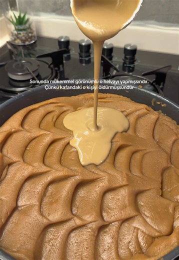 Kalkın kız helva kavuruyoruz 🥲 Malzemeler \t•\t100 g tereyağı \t•\t1 çay bardağı sıvı yağ (100 ml) \t•\t2 su bardağı un \t•\t1 Türk kahvesi fincanı tahin Şerbeti için \t•\t5 su bardağı süt \t•\t2 su bardağı şeker Önce şerbeti hazırlıyorsun. Sütle şekeri tencereye alıyorsun, şeker eriyene kadar karıştırıyorsun. Kaynatmadan ocaktan alıp kenarda ılımaya bırakıyorsun. Ardından derin bir tavada tereyağını eritiyorsun. Üzerine sıvı yağı ekleyip karıştırıyorsun. Unu tek seferde değil, iki aşamada ilav