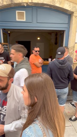 C’est l’heure de l’apéro Rue Fresque ! L’animation bat son plein dans la petite rue, quoi de mieux pour faire la fête | ObjectifGard