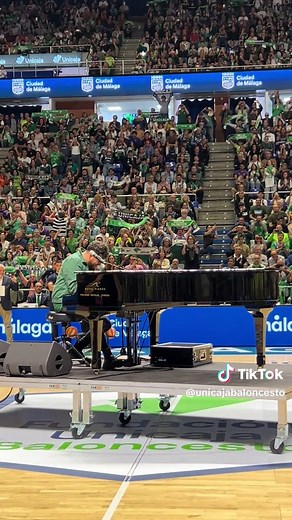 ¡Pablo López canta nuestro himno! @Pablo López #yosoydelunicaja #pablolopez #ligaendesa #baloncesto