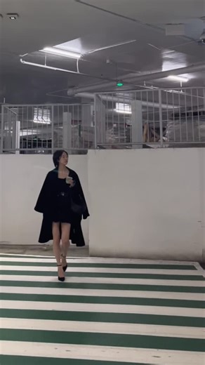 Melody Li 李慧雯 on Instagram: "Tiktok: @its_melody_li . . . . . . . #asianmodel #catwalk #modelwalk"