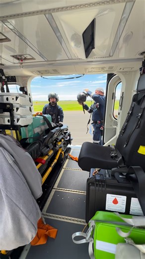It’s all hands on deck when the LifeFlight crew receives a mission call 🤝🚁 On board are five key team members — the Pilot, Aircrew Officer, Rescue Crew Officer, Doctor, and Paramedic — all working together to save lives. 🩺⚕️ #dreamteam #RescueHelicopterteam #lifeflight | LifeFlight
