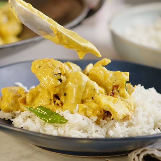 🥥 Our Keralan Coconut Curry is one of our most popular kits for a reason 🥥 Made with a coconut base and mild, coastal spices, it’s mellow, understated, yet intriguing flavours are quite different to the gutsy and powerful tomato-based curries we tend to associate with Indian cuisine. Here, we’ve shown you how to whip up a delicious chicken curry garnished with crispy curry leaf and roasted coconut. But, you can tailor it to taste at home and make it with seafood, vegetables or whatever takes y