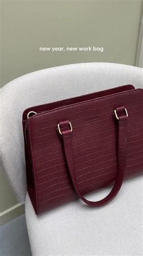An OMB tip: Going back to work after the holidays is MUCH better with a chic new bag like Blair✨ | O My Bag