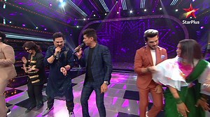 Kya hoga jab pura Star Parivaar hoga aamne-saamne, Best Parivaar banne ke yudh mein? Jaaniye iss Ravivaar ke episode mein. Dekhiye, #RavivaarWithStarParivaar, iss Ravivaar, raat 8 baje, StarPlus aur Disney Hotstar par. Shaan Singer Kumar Sanu Arjun Bijlani Amaal malik Rupali Ganguly Sudhanshu Pandey Gaurav Khanna #SumbulTouqeerKhan #FahmaanKhan #PranaliRathod Neil Bhatt Kanwar Dhillon #UlkaGupta Pravisht Mishra | StarPlus