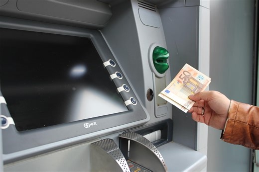 La nouvelle est tombée : 3 banques retirent leurs distributeurs de billets, voici par quoi les automates sont remplacés
