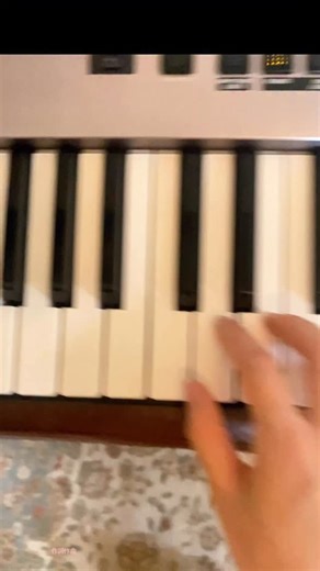 歌いたい！を叶えるプロ｜あづまひとみ on Instagram: "作詞作曲術を世界一ポップに発信中！(@hitomic.music ) 本日のテーマ 覚えやすいキーTOP3のスケールとカデンツ （メジャー＆マイナー） 💭ぼうや 「ねえねえ、ついCメジャーの曲ばっかりになっちゃうんだけど、他のキーってどうやって挑戦すればいいんだろう？」 🐯Pちゃん 「その気持ちわかる！ 今日は 調号が少ない簡単キー6つ、スケールとカデンツで一気に覚えちゃおう〜！」 💭ぼうや 「わお！カデンツってなに？」 🐯Pちゃん 「コード進行の“型”とか“決まりごと”って意味だよ」 💭ぼうや 「トニック、サブドミナント、ドミナントみたいな？」 🐯Pちゃん 「まさにその通り！ Ⅰ→Ⅳ→Ⅴ７は、トニック（T）サブドミナント（SD）ドミナント（D) この“解決への心地いい流れ”を体で覚えておくと作曲がスムーズにできるんだ🎵」 🐯 「まずは基準の Cメジャー！」 🎵 スケール C・D・E・F・G・A・B 🎵 カデンツ C → F → G7 → C（Ⅰ→Ⅳ→Ⅴ7→Ⅰ） 🐯 「次は Gメジャー。調号は1個