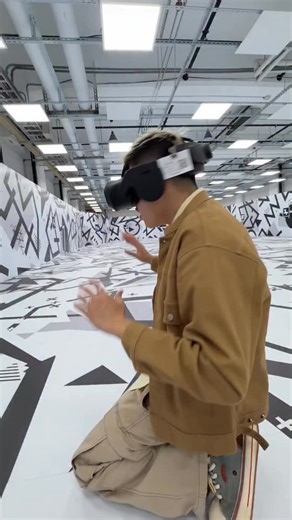 但 儫 on Instagram: "《消失的法老》 古夫金字塔 VR沉浸體驗 埃及迷絕對為之瘋狂！！！ 在台北松菸就能穿越時空 帶你去4500年前消失的法老 而且是直接參加法老的葬禮 你帶著VR一下在金字塔最頂端 一下又在金字塔裡面到處探索 一邊航行、一邊和朋友一起前進 跟朋友一起解鎖古文明更有趣！ 還能登上神話中的「太陽船」興奮到爆 一路航行回公元前 2500年的古王國時期 我這個埃及迷整個瘋掉 太逼真了啦！！ 地點就在台北市 松山文創園區 新場域 XR沉浸玩家 東向製菸工廠2樓 除了除夕公休 其他時間都開放 展期持續到今年9/28 強烈建議揪團組隊 記得先線上預約喔 這次體驗我給100分👍🏻推薦給大家 @xrplayhouse #消失的法老"
