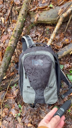 📸 The setup vs the shot, read the description for equipment, technique and settings. 🍄‍🟫 OMSYSTEM OM1 / OM System M.Zuiko ED 90mm F3.5 Macro IS PRO, Remote trigger. 3 Legged Thing Albert2 Tripod - Centre column reversed (upside down) Toxic camera bag by 3 Legged Thing. x2 SmallRig RM 03 Macro Photography LED Lights. Leftfoto Camera Rail Nodal Slide 150mm Quick Release Plate Clamp. Key things to mention here are lighting angles; backlighting works great for these subjects. An Ivy leaf was plac