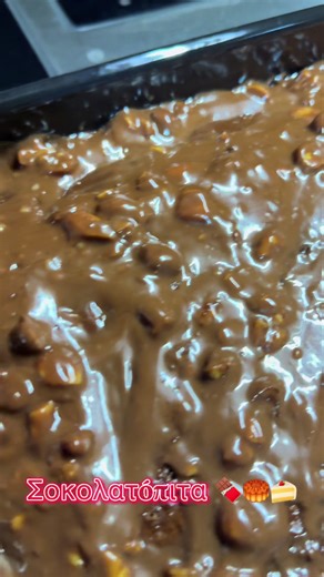 Επειδή ξέχασα να τραβήξω βίντεο 🤭η συνταγή παρακάτω : ⬇️ Για το σιρόπι : 200γρ ζάχαρη , 200γρ νερό , λίγο ρούμι Για τη σοκολατόπιτα : 180γρ αλεύρι , 80 κακάο , 100 ζάχαρη , 1κς αλάτι , 1 κς μπέικιν , 100γρ βούτυρο λιωμένο , 100 γρ γάλα , 3 αυγά , εκχύλισμα βανίλιας Για την γκαναζ : 1 κρέμα γάλακτος , 1 κουβερτούρα , ξηροί καρποί