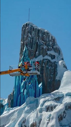 World of Frozen timelapse: installation of Elsa's Castle at Disneyland Paris #disneylandparis