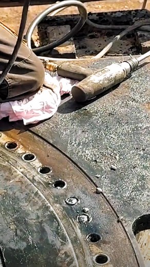 📌 Field trick: Weld a rod, extend it, and spin out that stubborn broken nut using a screw machine. Quick, precise, and safe! 📌 Ever faced a nut that just won’t budge? How do you tackle it? Share your tips! 🔧👇 #HeavyMachinery #FieldRepair #MaintenanceTips #BrokenNut #SwingBearing #fblifestyle | Earthmover Legends