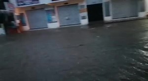 36K views · 817 reactions | VEHÍCULO ESCAPA DE LA INUNDACIÓN | Esto pasa en las cercanías al puente Domingo Bethancourt, entre zonas 3 y 7 de Xela, esta tarde. Lluvias provocan anegaciones en varios puntos de la ciudad. La Voz de Xela ©️ | La Voz de Xela | Facebook