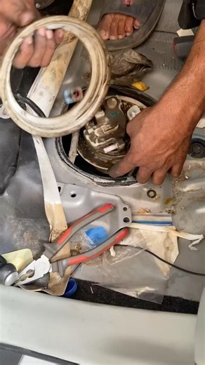 Toyota Prius hybrid Fuel Filter open #lowpickup #mechanic #automobile #toyotacorollaengine