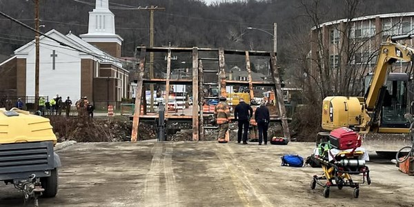 Washington Avenue Bridge over Wheeling Creek collapsed, injuring workers
