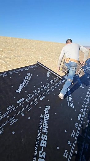 running tar paper #roofing #roofer #ruferos #satisfying #fyp | The Short