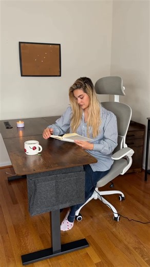 Azra güvenç on Instagram: "@sedeta.official✨ # #This desk adjusts to me, not the other way around ✨ Perfect for working standing or sitting — whatever the day needs. I love how the L-shaped design gives me so much space while keeping everything organized 🤍 Comfort, function, and style all in one setup. If you work from home, this is a game changer 👌 @sedeta.official #Sedeta #SedetaDesk #StandingDesk LShapedDesk HomeOfficeSetup WorkFromHome WFHSetup OfficeInspo DeskSetup ErgonomicWorkspace Prod