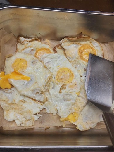 Dagens lunch buffé Stekt pyttipanna med stekt ägg och rödbetor . Salladsbuffe Alt // grillade kycklinglår file i grönsaksbädd med rotfrukter & thandorini krydda Klyftpotatis och egen krämig brunsås med twist av sweet chili . Önskas någon mer (krydda säg till i kassan ) Salladsbuffe Salladsbuffe dryck bröd kaffe kaka ingår alltid till lunchbuffe Senior 105 kr Vuxen 119 Junior 70 kr Vi önskar er en ny härlig vecka och välkomna in till oss på god husmanskost . Bon Appétit | Ölhallen1924