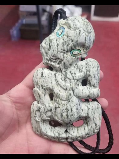 A Legacy Carved in Stone Hei tiki: the most recognised Māori adornment, rich with meaning and memory. Born from stories of fertility and whakapapa, these taonga become treasured heirlooms — named, loved, and carried through generations. #pounamuaotearoa #xmas #native #fyp #aUstraliatiktok