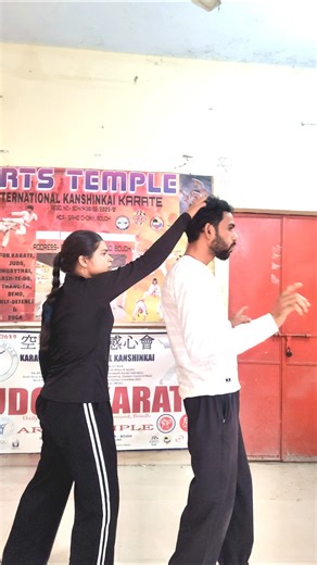 #639 HOW TO ESCAPE A HAIR GRAB 🙆🥋💥SIMPLE SELF DEFENSE TECHNIQUES FOR EVERY ONE#selfdefense #kravmaga