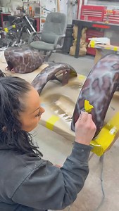 Claire is putting the finishing touches on her Chopper’s custom paint job – now officially named “Pyro Python”! 🐍🔥 Snake skin effect meets old school flames, brought to life with a stunning mix of Candy Paints from the one and only @custompaintsinc . This beast is ready to rule the road! #PyroPython #CustomChopper #SnakeSkinEffect #OldSchoolFlames #CandyPaints #CustomPaintsInc #ChopperLife #BikeBuilds #CustomMotorcycle #BikeArt #ChopperCulture #PaintJobPerfection #MotorcycleMadness #RideOrDie 