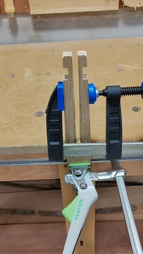 Frédéric on Instagram: "Le plaisir d'un assemblage qui s'emboîte parfaitement. the pleasure of an assembly that fits together perfectly. Like, follow, save and share Serre-joint : @sautershop, @festoolfrance #perfect #woodworking #hobby #atelier #diy #woodworker #chêne #sautershop #bricolage #woodshop #bois #plaisir #satisfying"