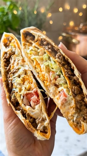 🌮 Taco Bell Crunchwraps at Home (Copycat Favorite • Crispy & Cheesy • Better Than Drive-Thru) Making Taco Bell–style Crunchwraps at home is shockingly easy — and honestly so much better. You get the crispy crunch, melty cheese, and warm tortilla… but YOU control the fillings. Extra cheese? Done. More crunch? Always. No soggy drive-thru regrets here 🤍 This one is fast, fun, and dangerously addictive. ⏱️ Recipe Details Prep Time: 15 minutes Cook Time: 10 minutes Total Time: ~25 minutes Servings: