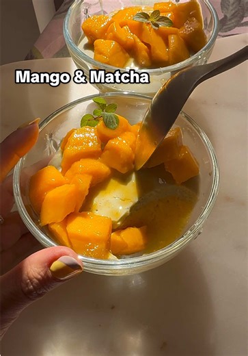 Gelatina cremosa de mango y matcha Capa de mango \t•\t1 mango maduro \t•\t1 taza kéfir o yogurt griego natural sin azúcar \t•\t½ cdita jugo de limón \t•\t1½ cdas miel de abeja \t•\t1 sobre grenetina hidratado en 3 cdas de agua Licúa el mango, kéfir (o yogurt), limón y miel hasta obtener una mezcla cremosa. Derrite la grenetina hidratada unos segundos en microondas y agrégala a la licuadora. Mezcla bien y vierte en moldes o vasitos. Refrigera hasta que cuaje. Capa de matcha \t•\t1½ tazas kéfir o 