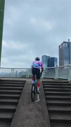 Such a satisfying climb 🤌 @hoannguyen2k02 found a serious spot here 😮‍💨 #Cycling